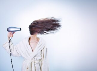 Jak dbać o włosy kręcone suche?